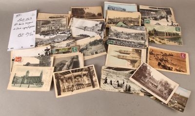 plusieurs vieilles cartes postales de différents types et formats posées sur une table