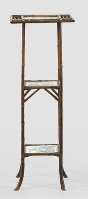 une grande table en bois surmontée d'une étagère