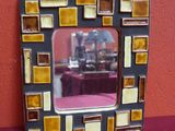 la photo d'une photo d'un miroir posé sur une table