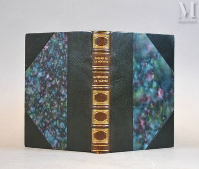 un livre posé sur une table