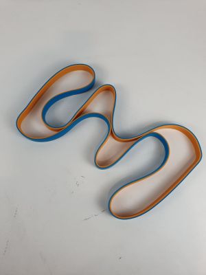 une paire de ciseaux bleus et orange posés sur une surface blanche