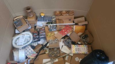 une boîte en carton remplie de toutes sortes d'objets et d'articles