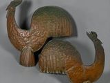 deux figurines en bronze représentant un oiseau et un poisson