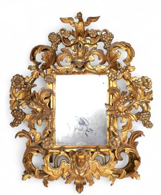 une image représentant un miroir à cadre doré accroché à un mur blanc