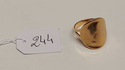 une photo d'une bague en or à laquelle est accrochée une étiquette de prix