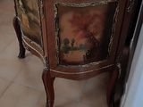 une petite table avec un plateau en marbre, dans un coin de la pièce