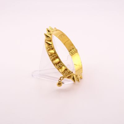 une image représentant une bague en or ornée de pointes