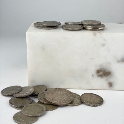 un bloc de marbre sur lequel sont posées plusieurs pièces de monnaie