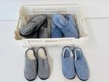 deux paires de chaussons dans un panier, à côté d'une paire de chaussons