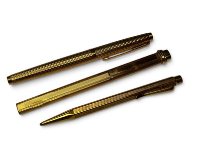 trois types de stylos différents sont alignés sur une surface blanche