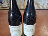 deux bouteilles de vin posées sur une table, avec une étiquette de prix