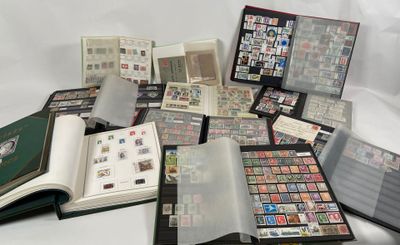beaucoup de timbres sur les pages d'un livre