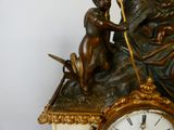 une horloge sur laquelle figurent les statues d'un homme et d'une femme