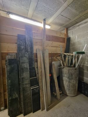 de nombreux morceaux de bois empilés dans une pièce