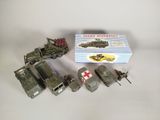 Plusieurs véhicules militaires miniatures sont alignés à côté d'une boîte