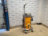 une image représentant un aspirateur jaune dans une pièce