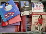 beaucoup de livres sur une étagère dans un magasin