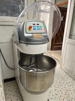 une image représentant un mixeur dans une cuisine
