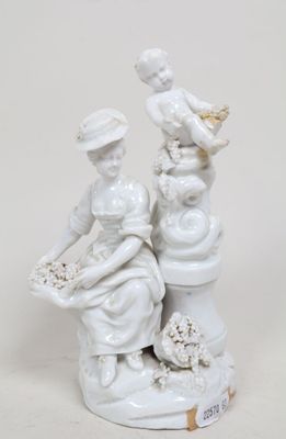 deux figurines représentant des femmes assises l'une sur l'autre