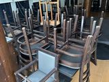 many chairs that are sitting in the middle of a room