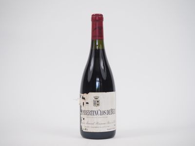une bouteille de vin rouge posée sur une table blanche