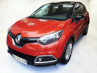 La voiture rouge est garée dans une pièce blanche au sol blanc.