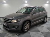 la volkswagen tiguan est garée sur le sol en damier d'un garage