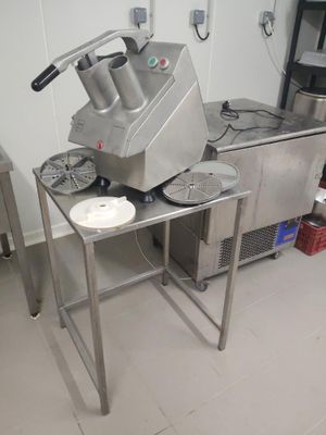 une machine posée sur une table dans une cuisine