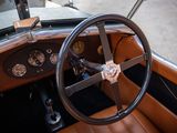 steering wheel and dashboard of an old car with a clock on it