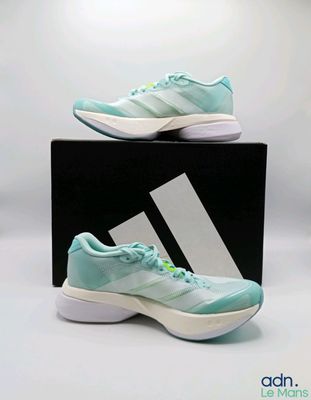 Chaussures adidas adizer dans une boîte sur fond blanc
