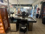 une photo d'un magasin où de nombreux articles sont éparpillés sur le sol