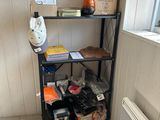 une étagère sur laquelle sont posés divers objets, dans un coin de la pièce