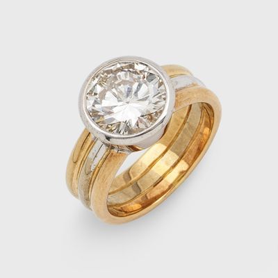 un gros plan d'une bague sertie d'un diamant sur fond blanc
