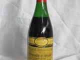 une bouteille de vin posée sur une table