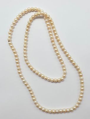 un collier de perles blanches avec un fermoir en or