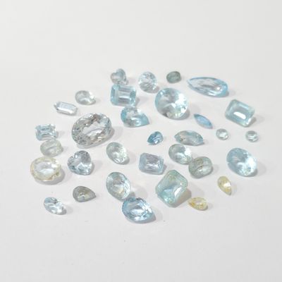 de nombreuses topazes bleues sur un fond blanc