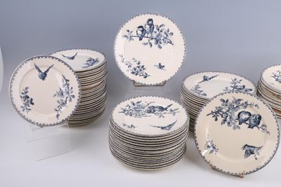 un grand nombre d'assiettes posées sur une table