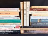 plusieurs livres empilés sur une table