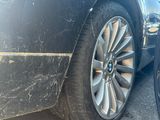 un gros plan sur une voiture noire avec un pneu crevé