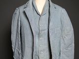 une photo d'une veste bleue sur un mannequin