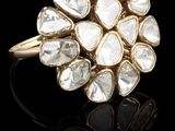 gros plan d'une bague en diamant sur une surface noire