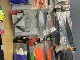 un mur de skis et de snowboards exposés dans un magasin