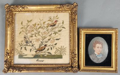 deux photos encadrées représentant des oiseaux et des fleurs, accrochées au mur à côté d'une photo d'un homme