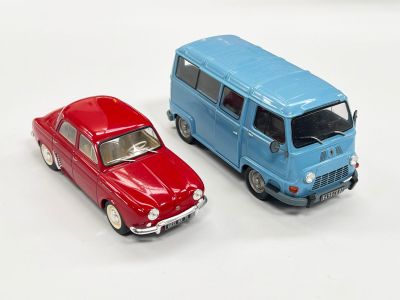 deux voitures jouets assises l'une à côté de l'autre sur une surface blanche