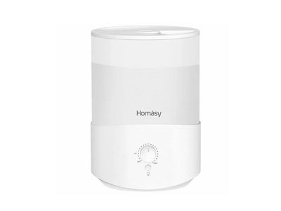 une photo d'un humidificateur blanc posé sur une table blanche