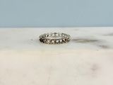 une photo d'une bague en diamant posée sur une surface en marbre