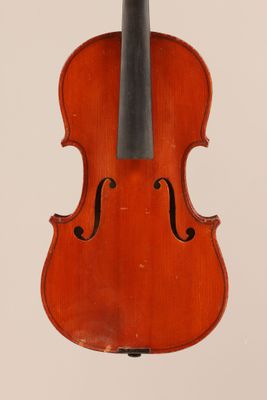 un vieux violon avec un archet accroché à son dos