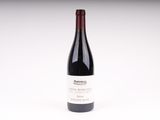 la bouteille de vin est posée sur une surface blanche