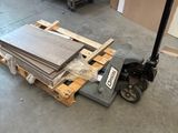 une palette chargée de bois dans un entrepôt