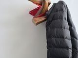 un porte-manteau sur lequel est accroché un manteau